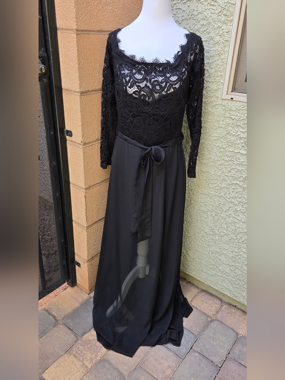 Premier Amour Elegant Black Lace Long-Sleeve Evening Dress
